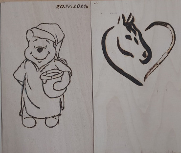 Czarno-białe rysunki przedstawiające Kubusia Puchatka i konia.